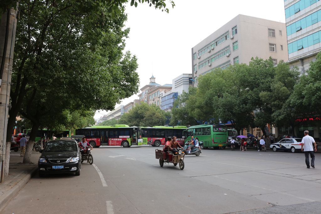 2014高考第一天 1为高考让路 (3).jpg
