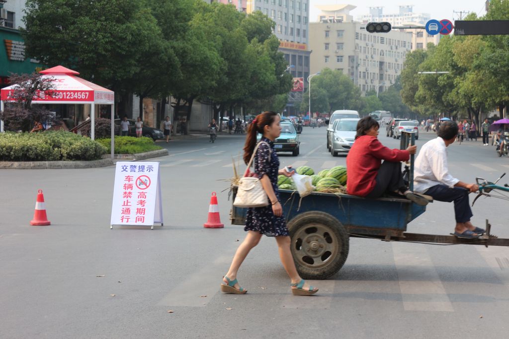 2014高考第一天 1为高考让路 (5).jpg