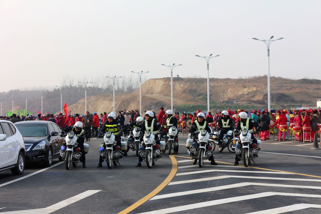 城投杯2014环白云湖自行车健身骑行活动中的护航交警 (1).JPG