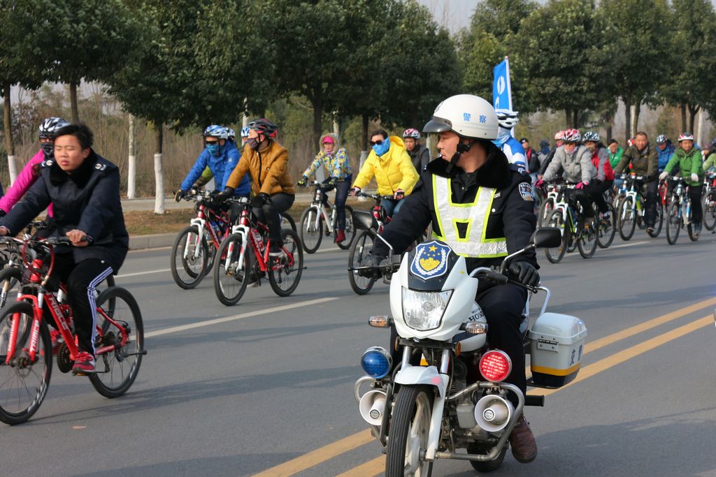 城投杯2014环白云湖自行车健身骑行活动中的护航交警 (7).JPG
