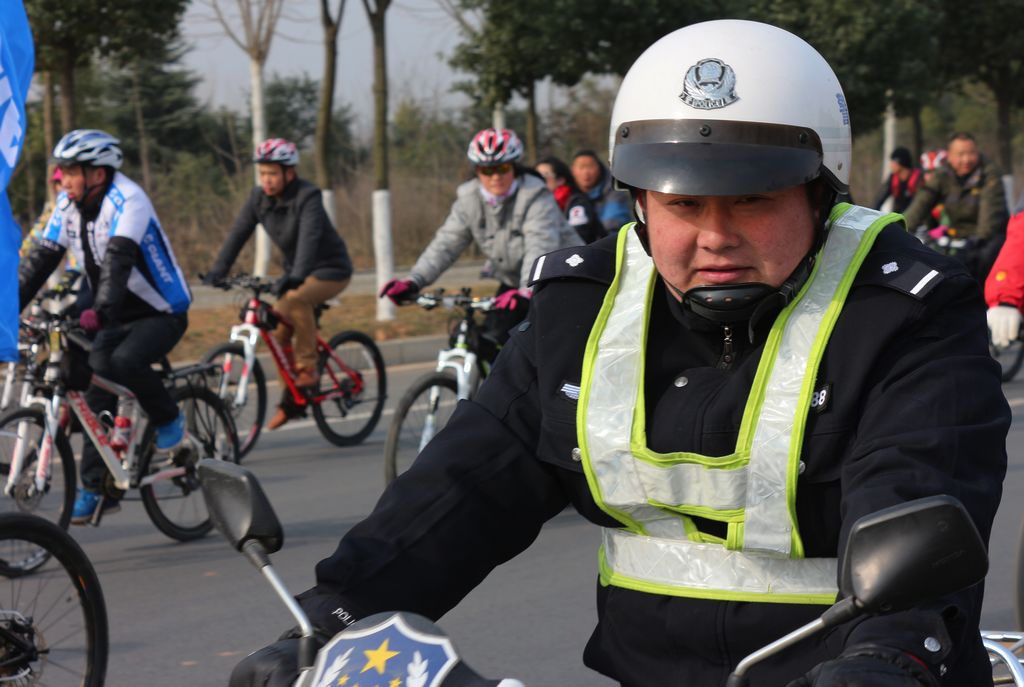城投杯2014环白云湖自行车健身骑行活动中的护航交警 (9).JPG