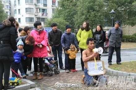 男子不交工资赤膊跪键盘