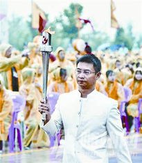 l李小双点圣火.jpg