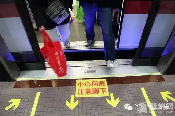 惊险！幼儿跌入高铁车底