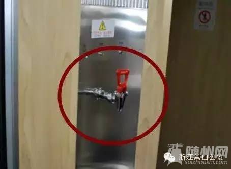 惊险！幼儿跌入高铁车底