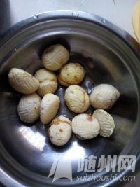 栗子去皮洗净掰碎