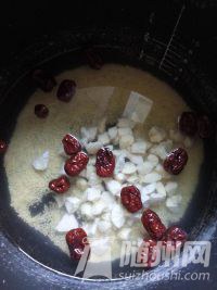 放入栗子、红枣