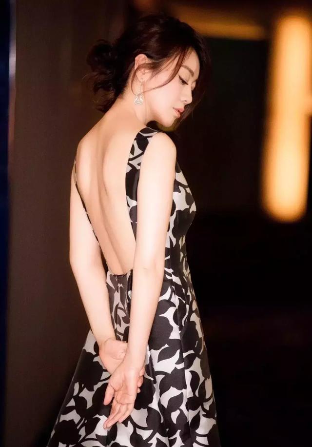 美背让人血脉喷张 大露背是多少女生的梦想 优美的背部曲线是毫无