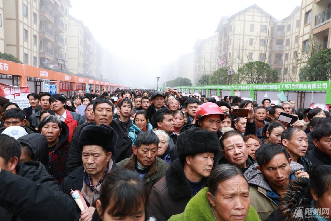 恒大扶贫就业记事新春大礼包82家企业齐聚毕节发放八提供初中人写ppt图片