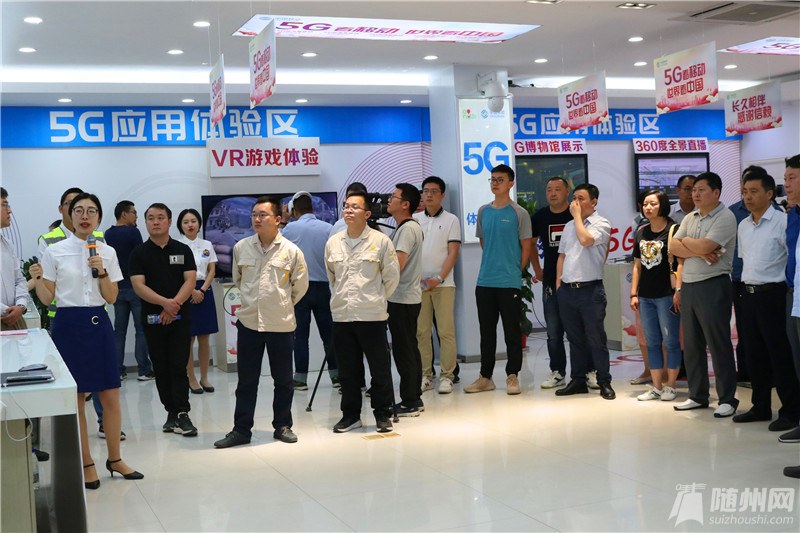 工作人员讲解5G知识.JPG
