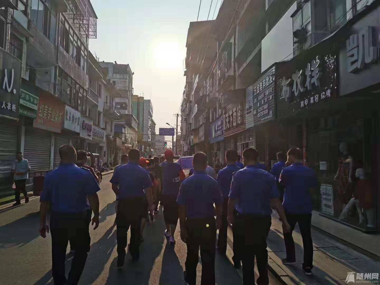 汗湿的背影