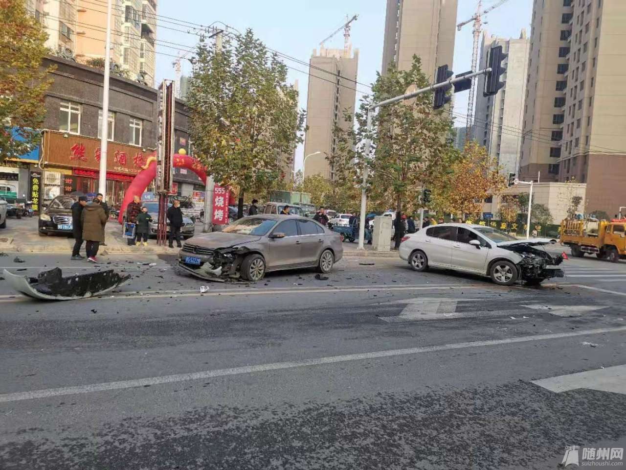 胜利学校门前两车迎头相撞，前保险杠尽毁，现场散落一地碎片