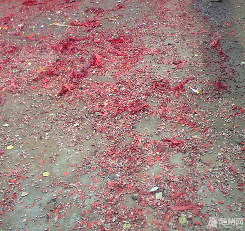 本小区办丧事的鞭炮遍地