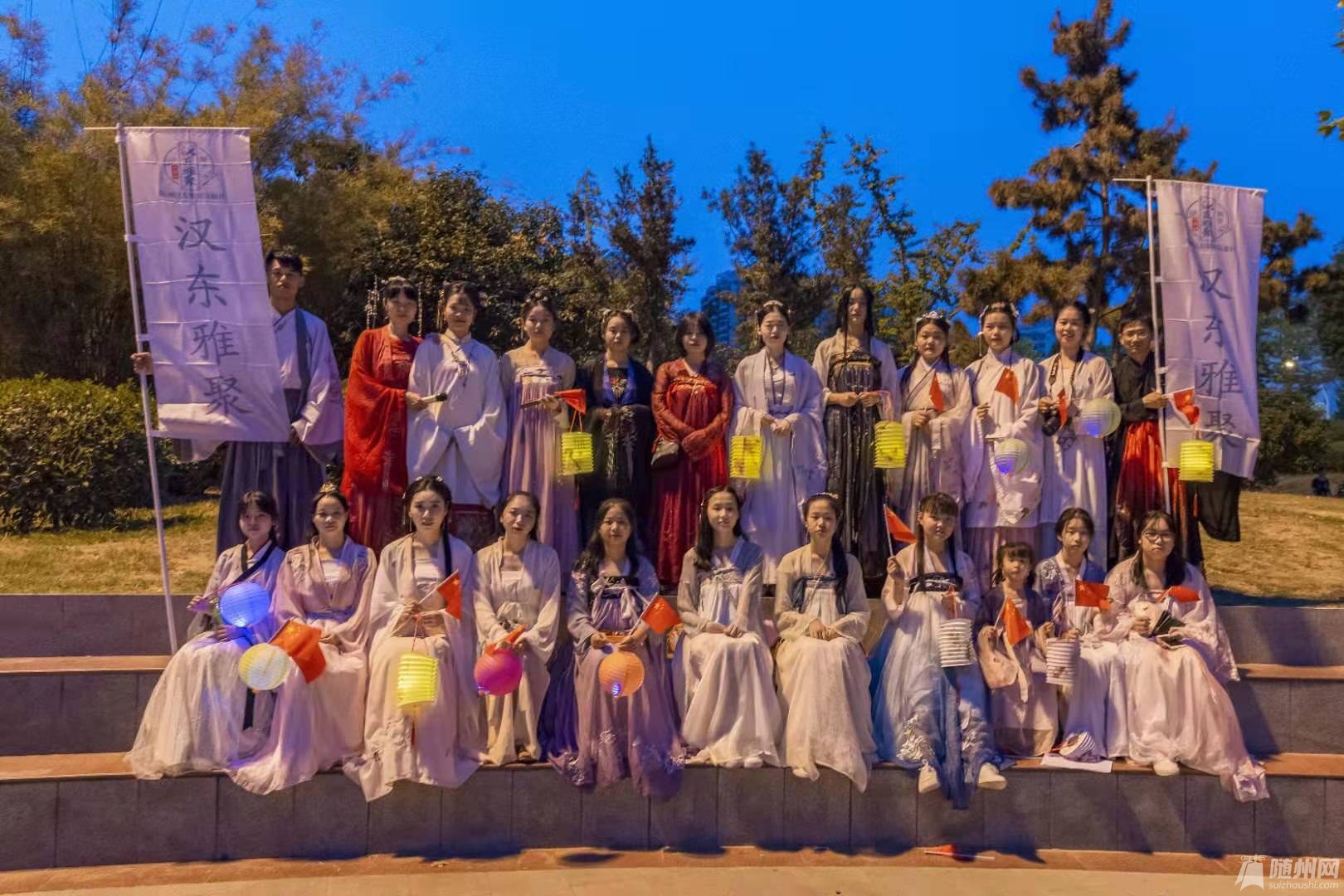 传统节日穿汉服 赏灯拜月过中秋